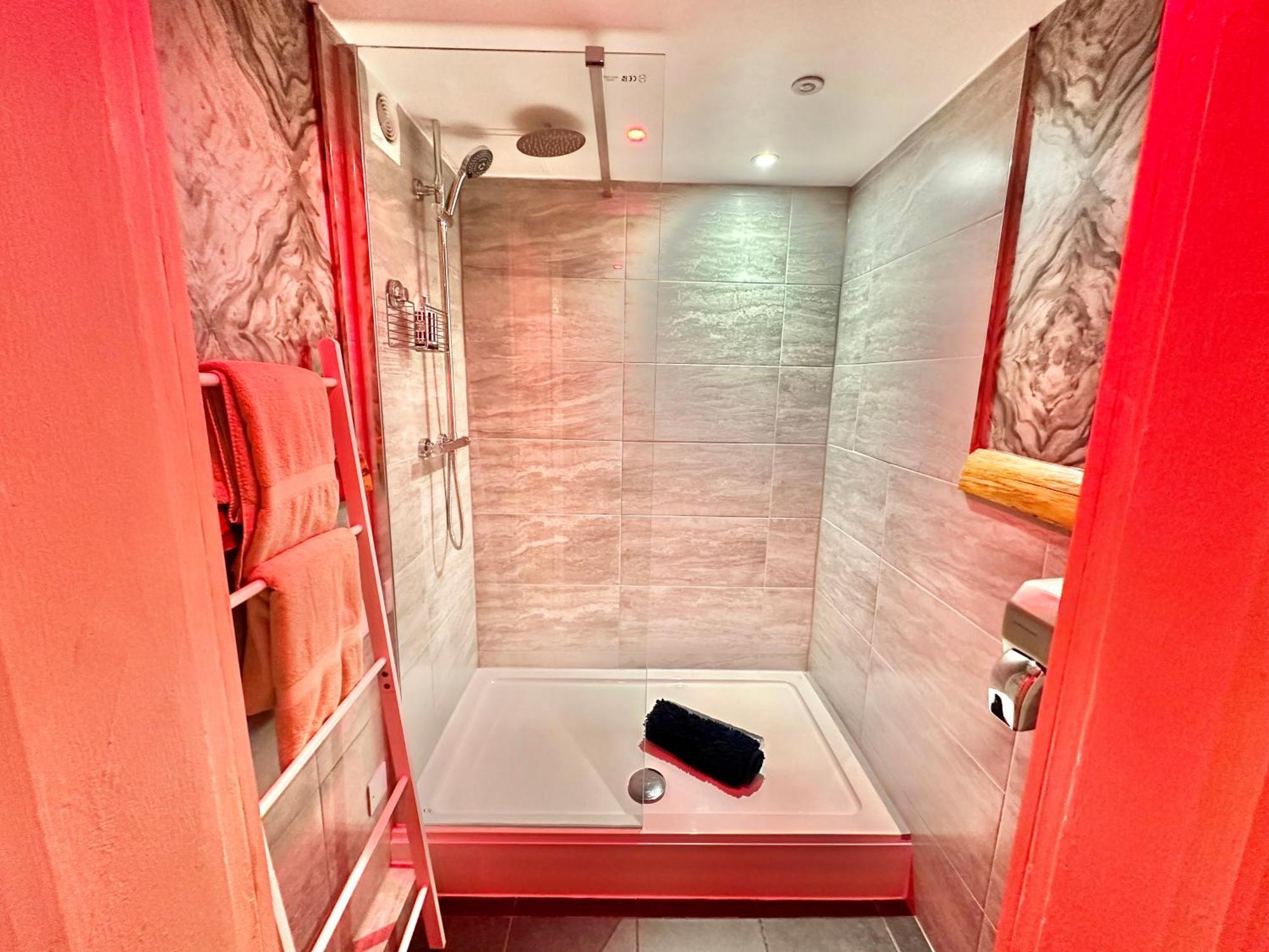 בורנמות' Beyond - Romantic Basement Apartment - Close To Beach - With Parking מראה חיצוני תמונה