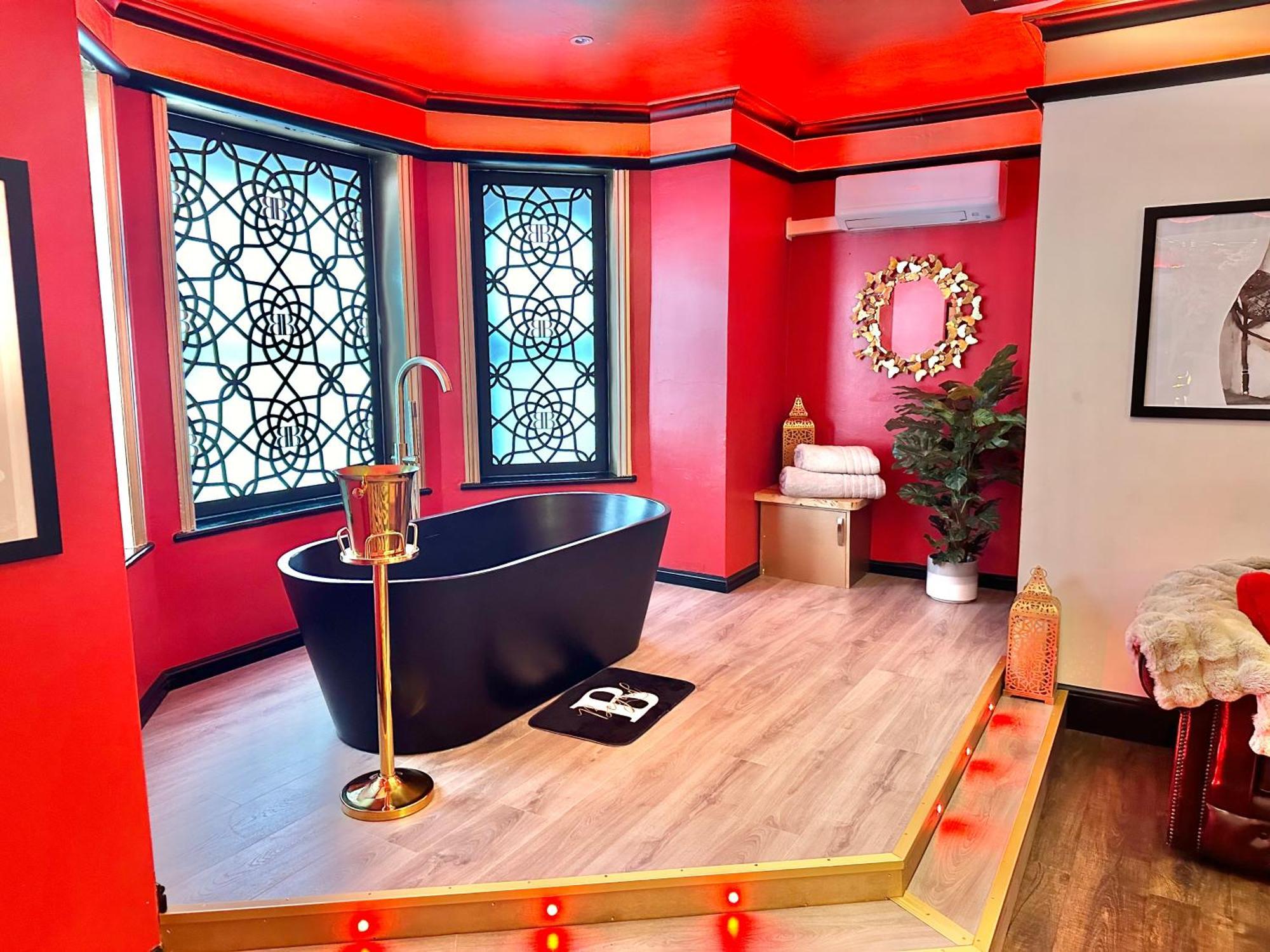 בורנמות' Beyond - Romantic Basement Apartment - Close To Beach - With Parking מראה חיצוני תמונה