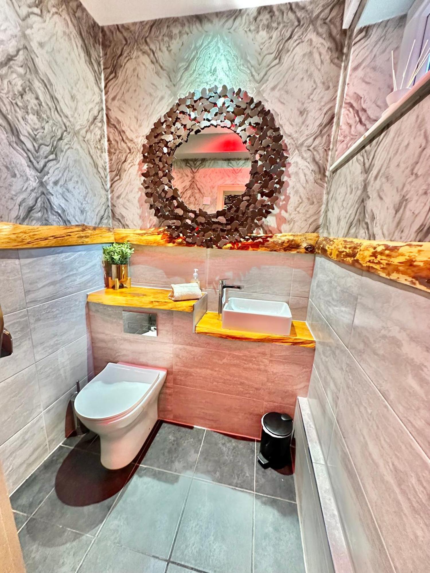 בורנמות' Beyond - Romantic Basement Apartment - Close To Beach - With Parking מראה חיצוני תמונה