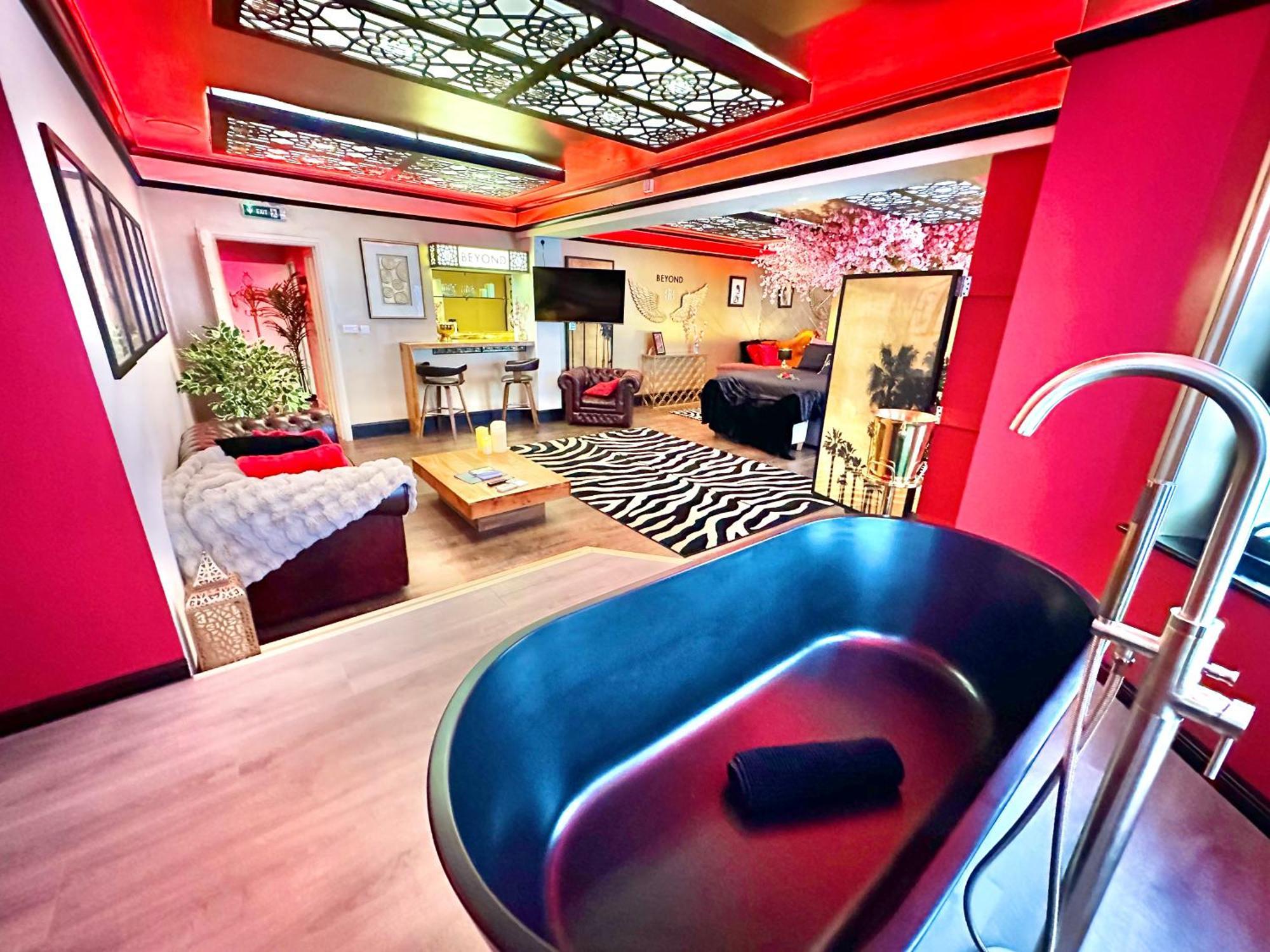 בורנמות' Beyond - Romantic Basement Apartment - Close To Beach - With Parking מראה חיצוני תמונה