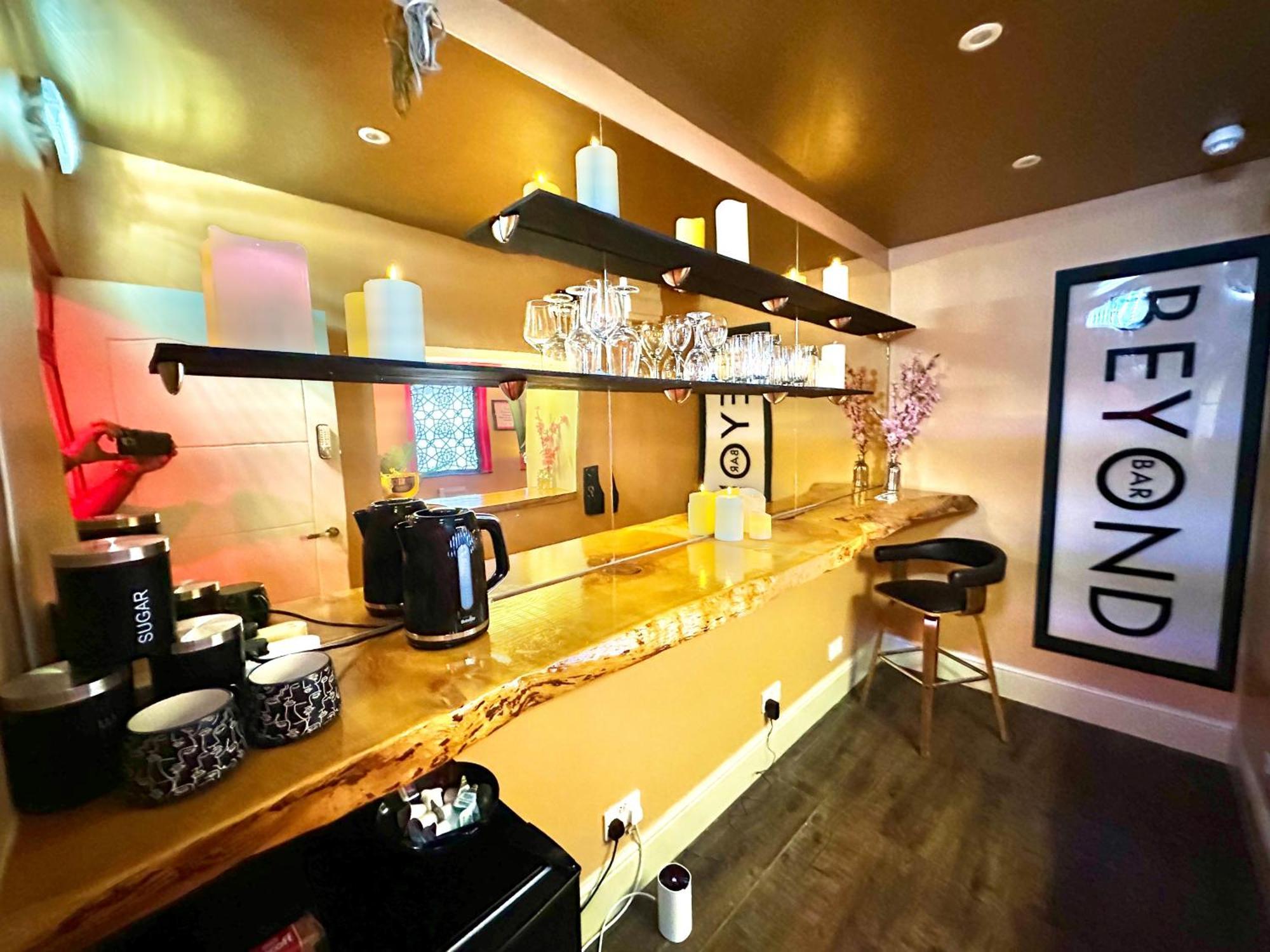 בורנמות' Beyond - Romantic Basement Apartment - Close To Beach - With Parking מראה חיצוני תמונה